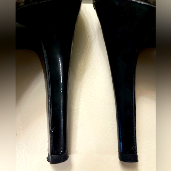 Nine West high heel shoe in subdued gold snake detail. Classic and sexy ! - Picture 6 of 8